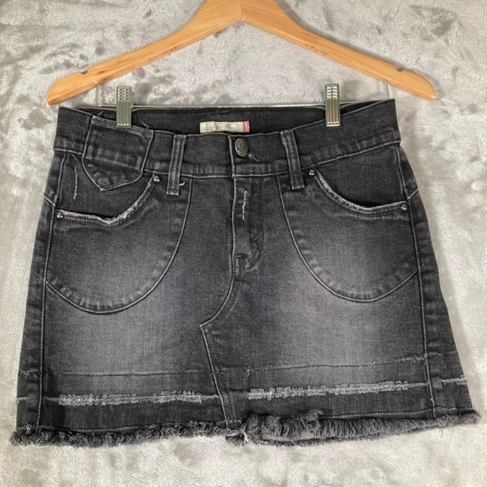 Levis Jeans Women/Junior 5 Black Denim Mini Skirt Frayed Hem Distressed Faded